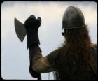 Viking bir balta ile silahlı izlerken
